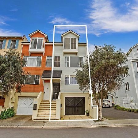 Four Bedroom Beachside Apartment ウォーナンブール エクステリア 写真