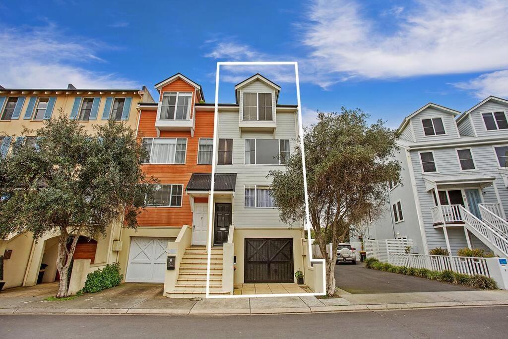 Four Bedroom Beachside Apartment ウォーナンブール エクステリア 写真