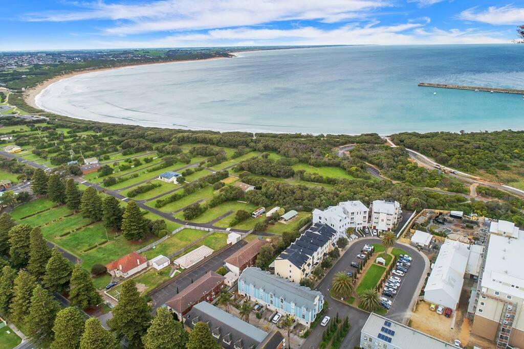 Four Bedroom Beachside Apartment ウォーナンブール エクステリア 写真