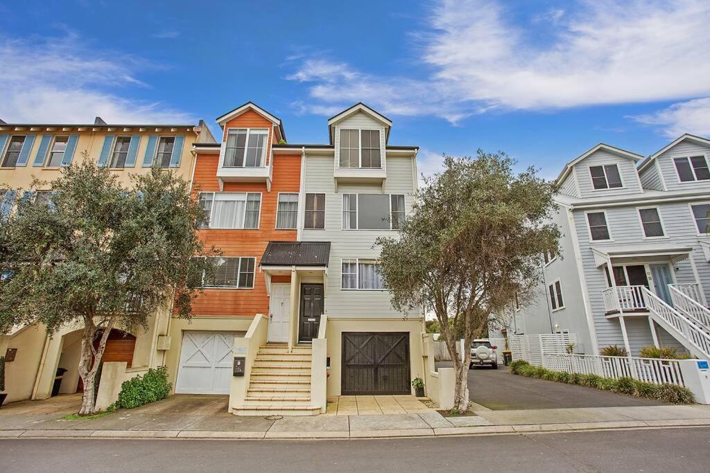 Four Bedroom Beachside Apartment ウォーナンブール エクステリア 写真